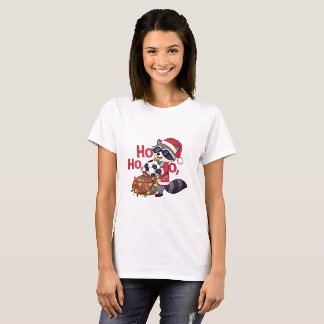 Camiseta Christmas raccoon stealing a soccer ball (Anverso completo)