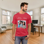 Camiseta Christmas red family photo cone pine name<br><div class="desc">Red shirt. Personalize and add your own family photo. A white frame decorated with a cone and pine greenery.  Add your family name and year.</div>