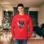 Camiseta Christmas red family photo heart name dad<br><div class="desc">Red shirt. Personalize and add your own family photo. Heart shaped frame. Add your family name and year. White text.</div>