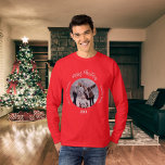 Camiseta Christmas red white family photo names guys<br><div class="desc">Red shirt. Personalize and add your own family photo. Circle shaped frame. Add your family name and year.</div>