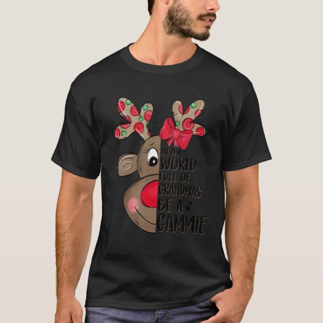 Camiseta Christmas Reindeer In A World Full Of Grandmas Be  (Anverso)