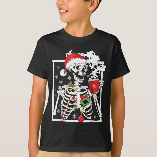 Camiseta Christmas Skeleton With Smiling Skull Drinking Cof (Anverso)