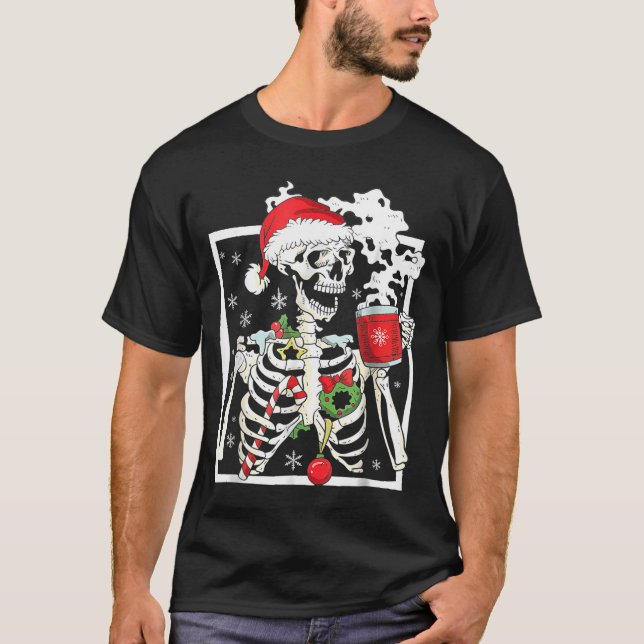 Camiseta Christmas Skeleton With Smiling Skull Drinking Cof (Anverso)