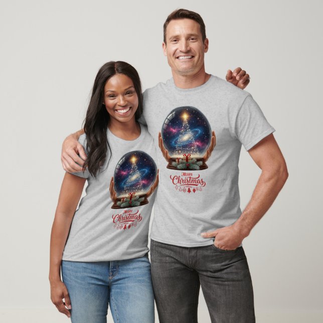 Camiseta Christmas Tree Cosmic Galaxy Snow Globe (Unisexo)