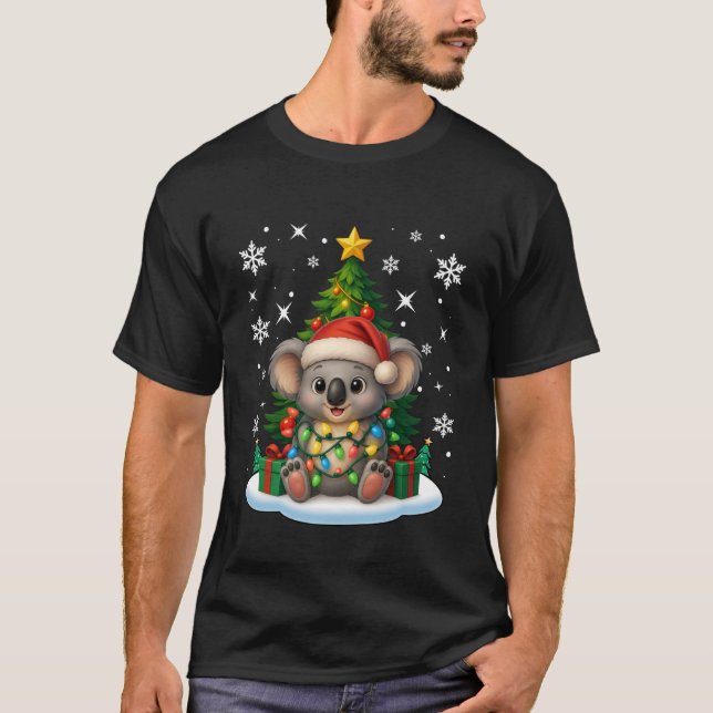Camiseta Christmas Tree Koala Lighting Santa Hat Xmas Famil (Anverso)