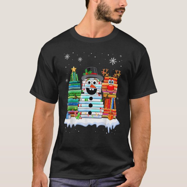 Camiseta Christmas Tree Snowman Reindeer Book Stack Librari (Anverso)