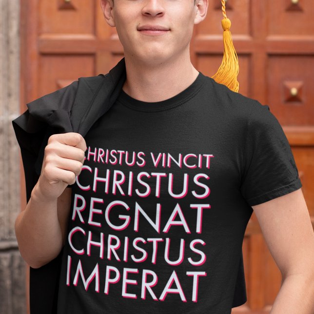Camiseta Christus Vincit Masa Latina Católica Tradicional (This traditional Catholic shirt reads "Christus Vincit Christus Regnat Christus Imperat.")
