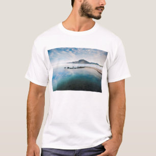 Camiseta Cielo azul nublado que refleja en el lago