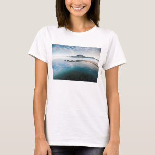 Camiseta Cielo azul nublado que refleja en el lago