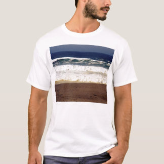 Camiseta Cielo azul, ondas blancas, arena de Brown