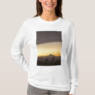 Camiseta Cielo del amanecer sobre Portland y Mt. Hood, Oreg