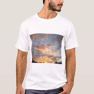 Camiseta Cielo del atardecer con nubes cálidas sobre el hor