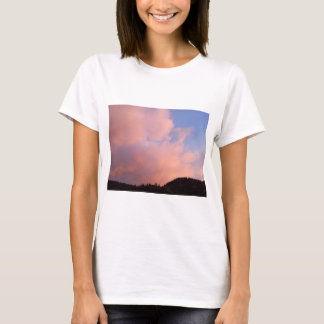 Camiseta Cielo del atardecer con nubes rosadas sobre colina