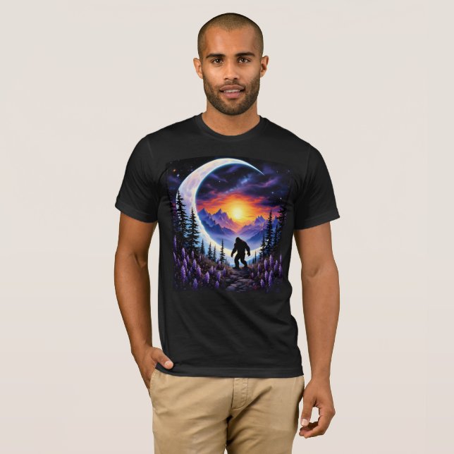 Camiseta Cielo nocturno colorido Sasquatch Paseo, luna crec (Anverso completo)