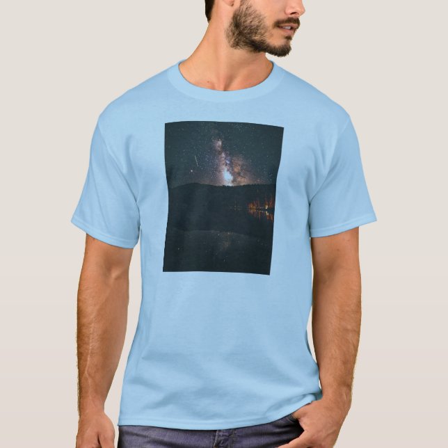 Camiseta cielo nocturno junto a una fogata (Anverso)