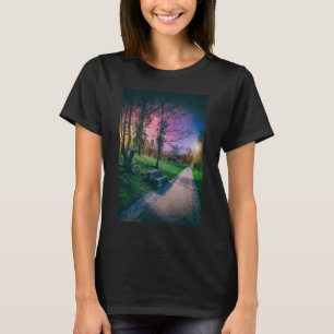 Camiseta Cielo nocturno mágico en un parque con un cielo co
