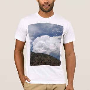 Camiseta Cielo Nublado Sobre Colinas Onduladas Con Pendient