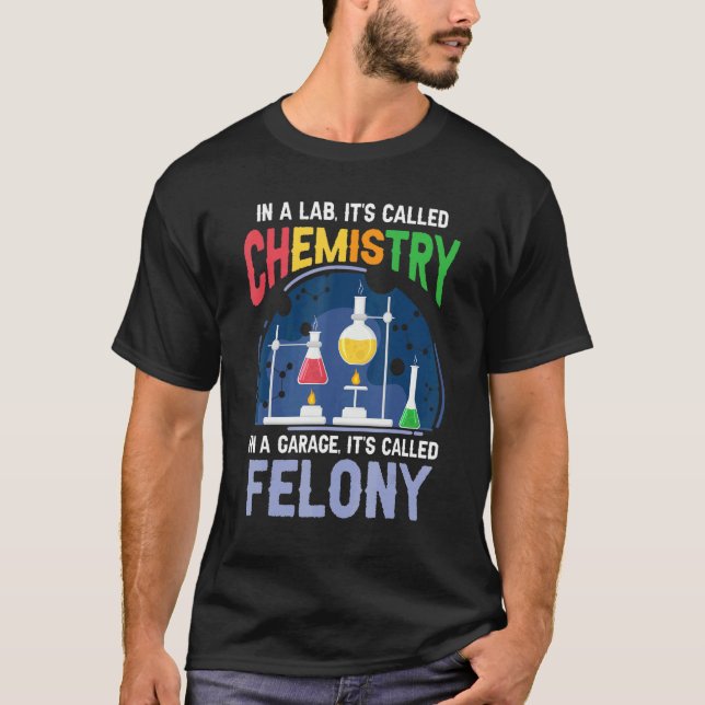 Camiseta Ciencia Pun Chemist en un laboratorio llamado Quím (Anverso)