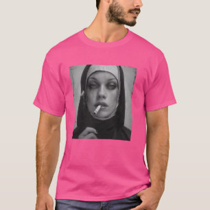 Camiseta Cigarrillos calientes para fumar una monja rebelde