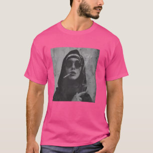 Camiseta Cigarrillos calientes para fumar una monja rebelde
