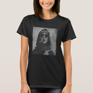Camiseta Cigarrillos calientes para fumar una monja rebelde