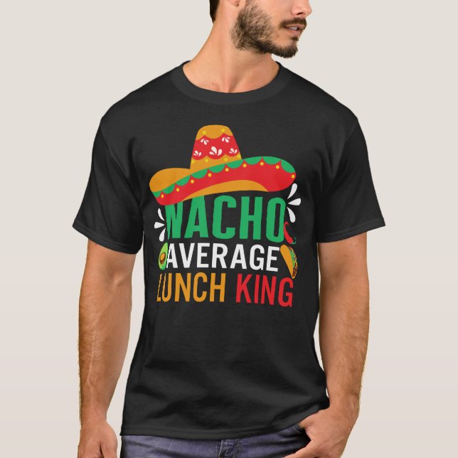 Camiseta Cinco Camisas De Mayo, Rey Nacho Promedio De Almue (Anverso)
