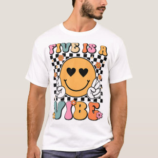 Camiseta Cinco es un Chica de Groovy Boys de Vibe Birthday