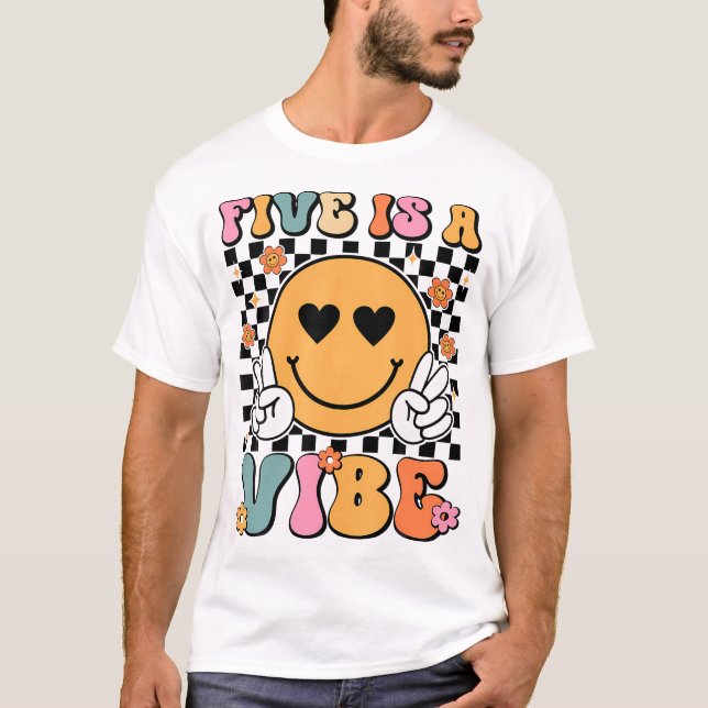 Camiseta Cinco es un Chica de Groovy Boys de Vibe Birthday (Anverso)