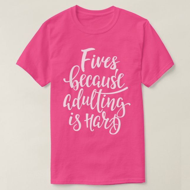 Camiseta Cinco porque el adulto es difícil 1 (Diseño del anverso)