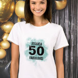 Camiseta Cincuenta fabulosos cumpleaños número 50<br><div class="desc">Una mezcla de escritura linda y audacia moderna con este diseño de camisa "50 y fabulosa". Con un colorido clásico en blanco y negro con un toque de color del fondo de color azul verde azulado (o turquesa claro). Personalizar al nombre, y si lo necesitas, también puedes cambiar el 'y'...</div>