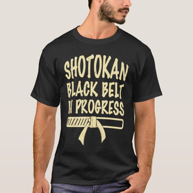 Camiseta Cinturón negro de Shotokan en progreso, cita que d (Anverso)