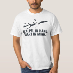 Camiseta Cirujano – Bisturí en Mano, Corazón en Mente