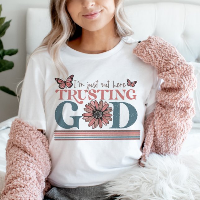 Camiseta Cita cristiana estoy aquí fuera confiando en Dios (Subido por el creador)
