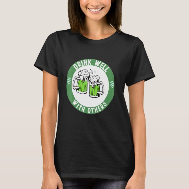 Camiseta cita de bebidas del día de st patrik Bebe bien con (Anverso)