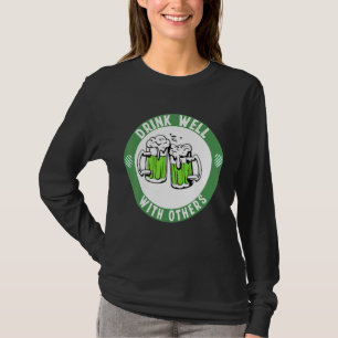 Camiseta cita de bebidas del día de st patrik Bebe bien con