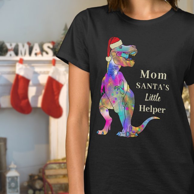 Camiseta Cita de Dinosaur Mom de Navidades divertidas (Funny mom Santas little helper dinosaur quote Christmas t-shirt Colorful T-Rex wearing a Santa hat )