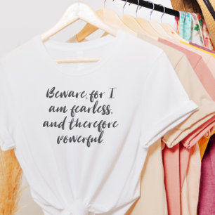 Camiseta Cita de mujer intrépida en tipografía de guión mod