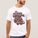 Camiseta Cita de paso de extraños a amantes<br><div class="desc">Tipografía vintage en burgundy profundo con letras en crema de la cita,  resaltando el romance y los nuevos comienzos; serifas ornamentadas y curvas fluidas la convierten en un regalo destacado o camiseta de pareja.</div>