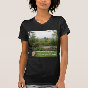 Camiseta Cita de sabiduría de Robert Frost "Camino menos tr