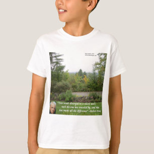 Camiseta Cita de sabiduría de Robert Frost "Camino menos tr