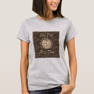 Camiseta Cita De Un Día A La Vez El Lema Del Antiguo Reloj