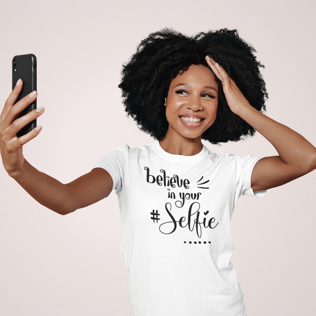 Camiseta Cita divertida cree en tu guión negro selfie (Ladies Round Neck T Shirt)