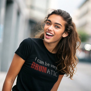Camiseta Cita divertida drástica con texto rojo y blanco