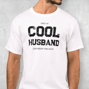 Camiseta Cita Divertida Texto en Blanco y Negro Marido Geni