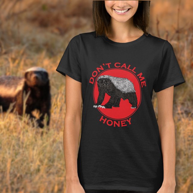 Camiseta Cita feminista divertida de Honey Badger (Funny honey badger joke red and black t-shirt badass wild animal don’t call me honey feminist quote)
