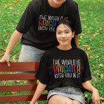 Camiseta Cita inspiradora Afirmación positiva alegre<br><div class="desc">El mundo es más brillante contigo en él. Ser una fuerza positiva en el planeta con esta cita motivacional de la felicidad para un amigo con depresión. Hermosa camiseta de inclusión del orgullo gay LGBTQ. Comparte esta cita motivacional que anima y anima a los espíritus con sus afirmaciones. Perfecto para...</div>