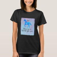 Cita inspiradora con un caballo corriendo libre