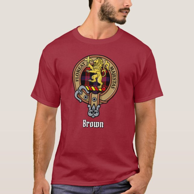 Camiseta Clan Brown Escudo sobre Tartán (Anverso)