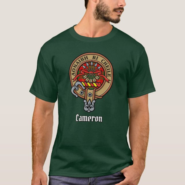 Camiseta Clan Cameron Escudo sobre Tartán (Anverso)