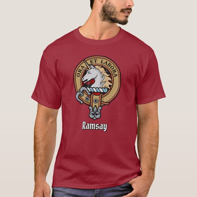 Camiseta Clan Ramsay Escudo sobre Tartán Rojo (Anverso)